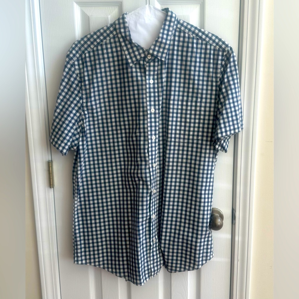 Gently Worn Men’s Gap Black and White Checkered Short Sleeve Button Down Shirt